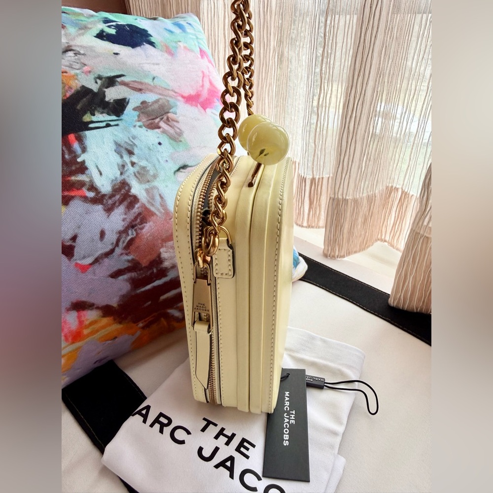 Marc Jacobs Beige Crossbody Bag with Gold Chain - Picture 5 of 12